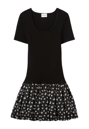 Vestito nero con top aderente e maniche corte, caratterizzato da una gonna plissettata decorata con piccoli motivi floreali bianchi.