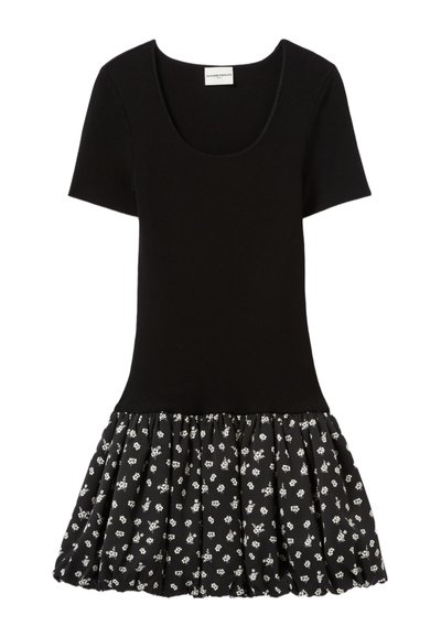 Robe noire avec un haut ajusté et des manches courtes, comportant une jupe plissée ornée de petits motifs floraux blancs.
