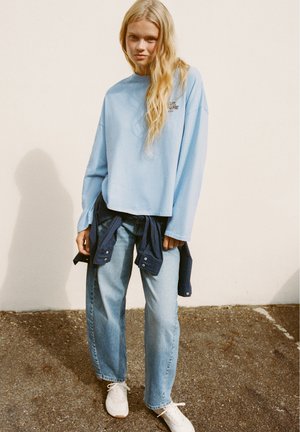 PULL&BEAR, OVERSIZE LONG SLEEVE WITH CONTRAST GRAPHIC - T-SHIRT - T-shirt à manches longues - light blue