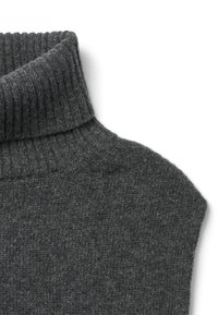 Tumehall triibuline soonikkoes kõrge kaelusega kampsun, millel on nähtav ülakeha ja allapoole voltis kaelus, valgel taustal.