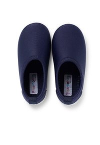 Zapatillas azul marino de tipo slip-on con una parte superior de tejido suave y suelas de goma blanca; cuentan con un forro interior suave y detalles de costura lateral.