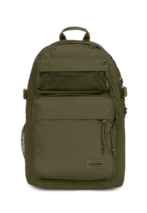 Mochila de nylon verde oliva con un gran compartimento principal, bolsillo frontal con cremallera, bolsillo de malla y correas ajustables. Logo de Eastpak visible.