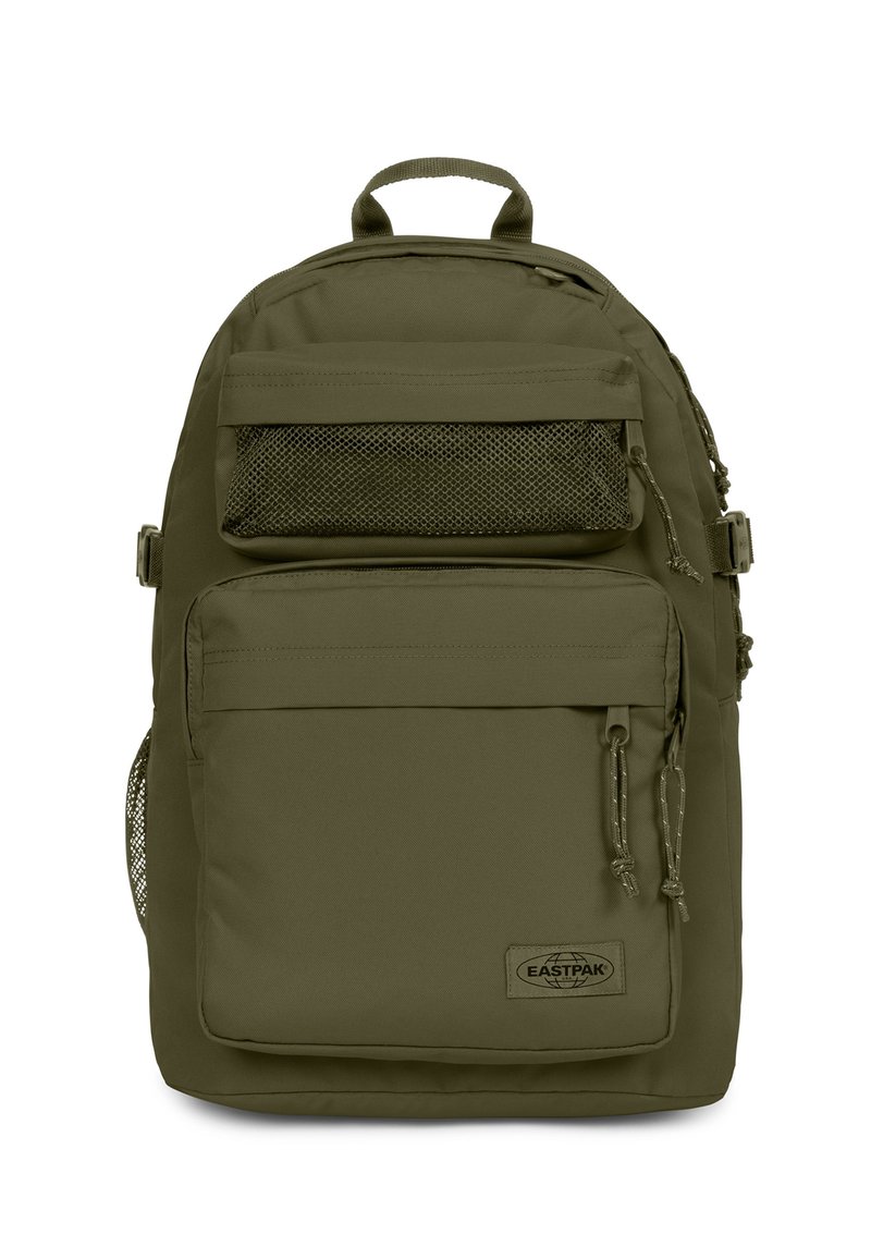 Mochila de nylon verde oliva con un gran compartimento principal, bolsillo frontal con cremallera, bolsillo de malla y correas ajustables. Logo de Eastpak visible.