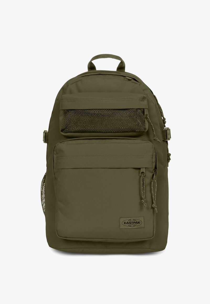 Zaino in nylon verde oliva con un ampio scomparto principale, tasca frontale con zip, tasca in rete e spallacci regolabili. Logo Eastpak visibile.