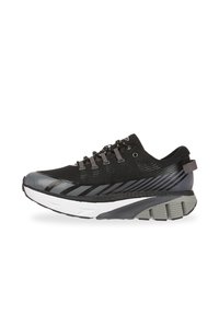 Scarpa sportiva nera con tomaia in rete, dettagli grigi e suola imbottita bianca e grigia. Presenta strisce riflettenti e sei occhielli per i lacci.