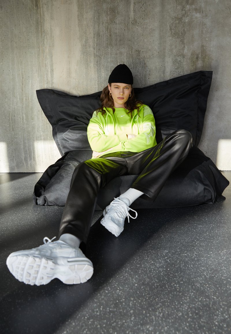 Nike Sportswear TEE  - T-shirt básica - atomic green/white