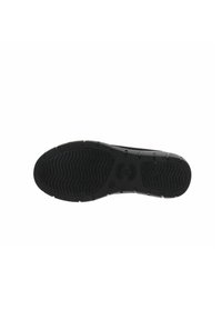Suola di scarpa in gomma nera con un motivo testurizzato e righe per la presa, con un design solido e liscio e senza loghi o decorazioni visibili.