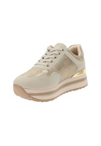 Zapatilla de color beige claro, hecha de ante y cuero, con un detalle metálico dorado, suela gruesa y puntera redonda. Seis ojales para los cordones.