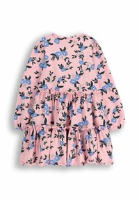 Różowa sukienka z długimi rękawami i falbaniastymi warstwami, z kwiatowym wzorem w niebieskie i czarne akcenty na jasnym tle.