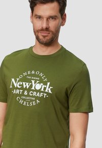 s.Oliver MIT FRONT - T-Shirt print - guacamole