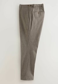 Grau gestreifte Hose mit taillierter Passform, ausgestattet mit zwei vorderen Falten, Gürtelschlaufen, doppeltem Knopfverschluss und einer Gesäßtasche mit Knopfdetails.