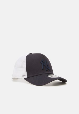Gorra de béisbol azul marino y blanca con malla en la parte trasera, que presenta un logo NY bordado y un visor curvado. Hecha de un tejido duradero con un ajuste estructurado.