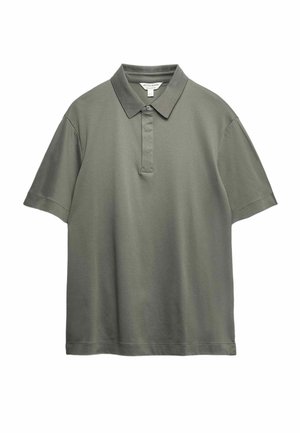 Polo de manga corta color verde oliva hecho de tela suave, con cuello clásico, tapeta de dos botones y un corte holgado.