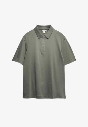 Kort poloshirt in olijfgroen, gemaakt van zachte stof, met een klassieke kraag, een knoopsluiting met twee knopen en een ontspannen pasvorm.