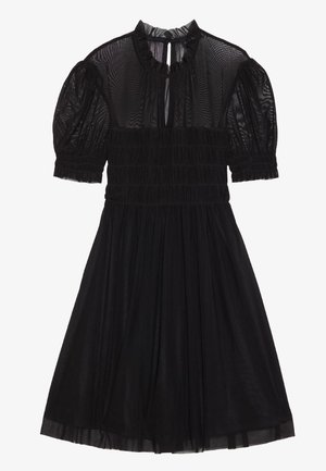 Robe noire avec manches courtes bouffantes, couche supérieure transparente, taille smockée et jupe fluide. Présente un col haut et un détail d'ouverture en forme de clé au dos.