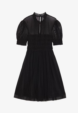 Abito nero con maniche corte a sbuffo, strato superiore trasparente, vita arricciata e gonna fluida. Presenta un collo alto e un dettaglio di apertura a chiave sulla schiena.