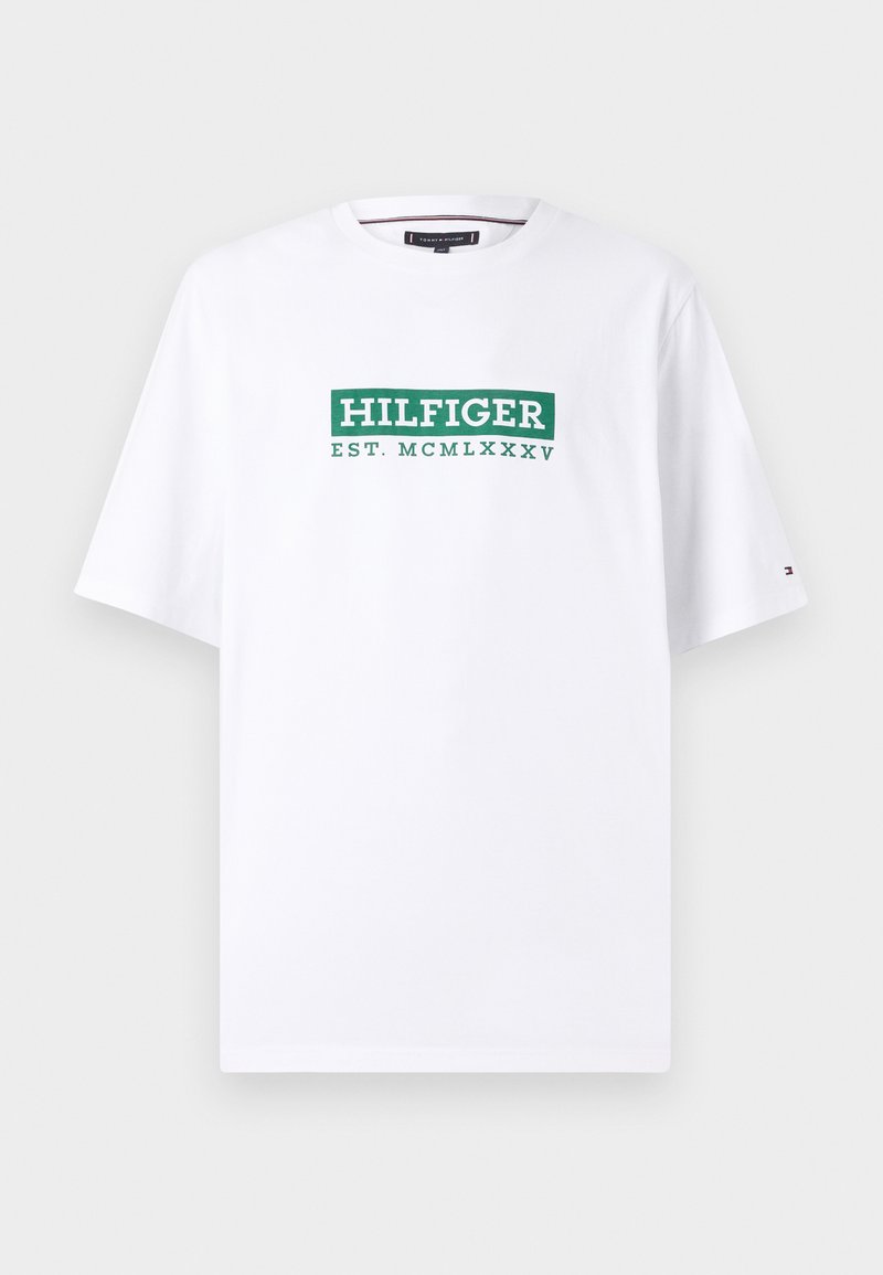 Hvit bomull T-skjorte med korte ermer, med et grønt grafisk trykk som sier "HILFIGER EST. MCMLXXXV" på brystet.