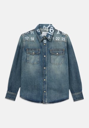 Chemise en denim boutonnée avec deux poches poitrine, manches longues, lavage délavé et chiffres blancs imprimés sur le col et les épaules.