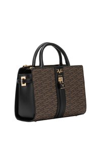 Bruine en zwarte handtas met een geometrisch patroon, voorzien van dubbele zwarte handgrepen, gouden hardware en een ritssluiting.