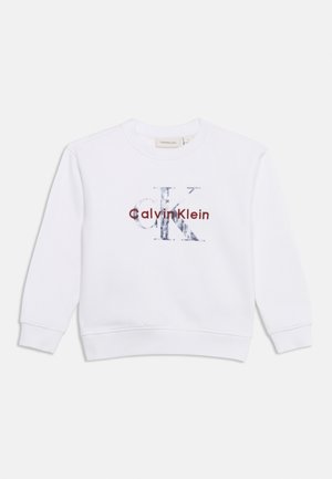 Λευκό μακρυμάνικο φούτερ με το λογότυπο Calvin Klein σε μεγάλα ασημί γράμματα και μικρότερο κόκκινο κείμενο στο στήθος.