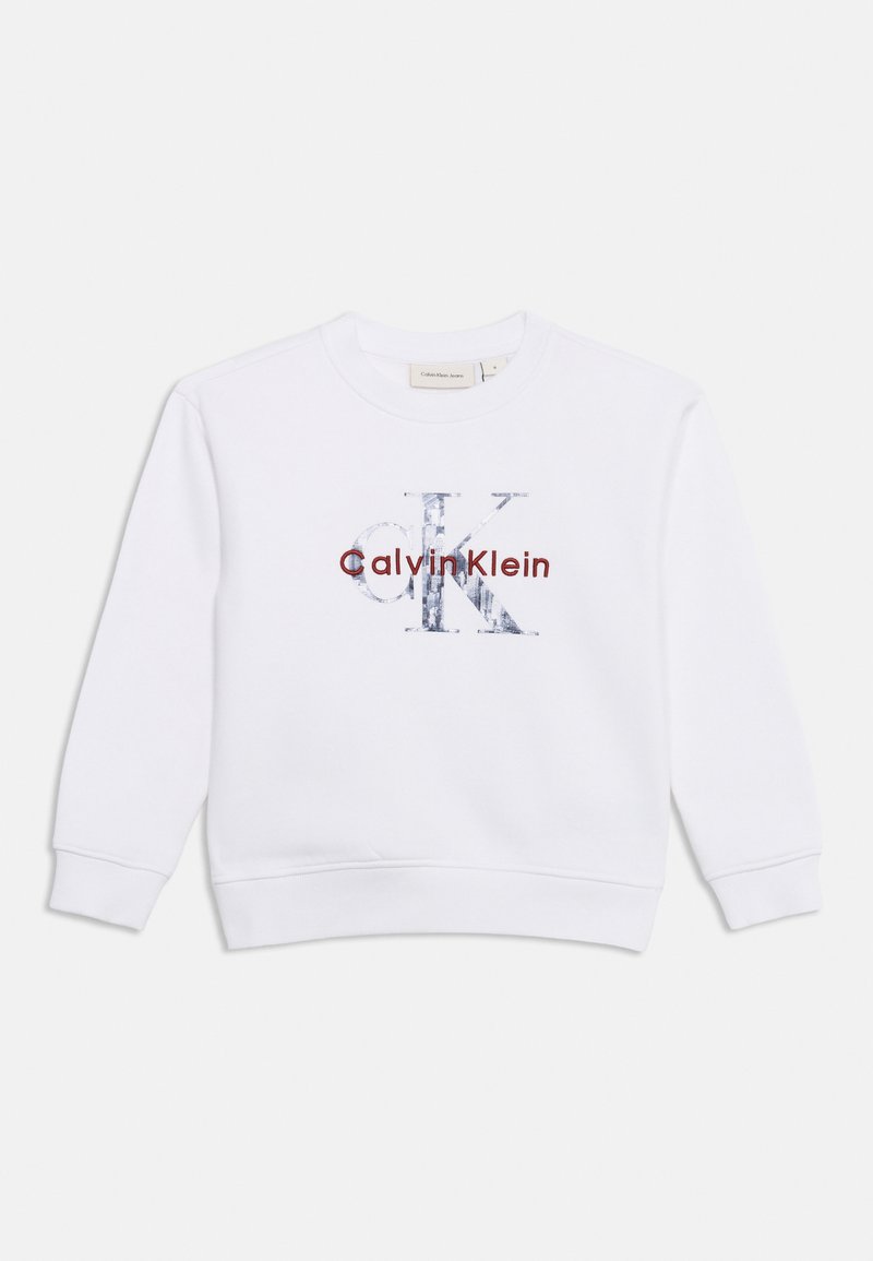 Λευκό μακρυμάνικο φούτερ με το λογότυπο Calvin Klein σε μεγάλα ασημί γράμματα και μικρότερο κόκκινο κείμενο στο στήθος.