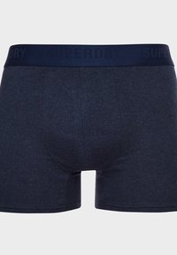 Marineblauwe katoen boxer shorts met een gladde textuur en een elastische tailleband met het woord "SUPERDRY" in reliëf. Reguliere pasvorm.