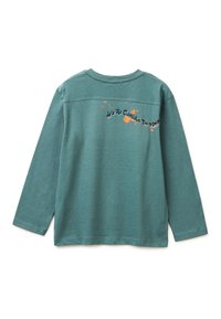 Tyrkysová dlouhá tričko s kulatým výstřihem. Na zadní straně má hravý design s oranžovým a modrým textem "JDEME DO MĚSTA".