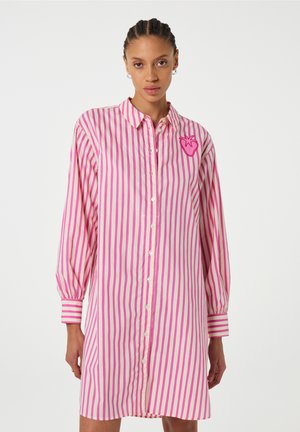 Gestreiftes Kleid in Rosa und Weiß, mit langen Ärmeln, einer Knopfleiste vorne und einem Erdbeer-Logo auf der linken Brust. Lässiger Schnitt.