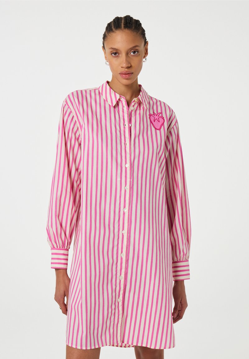 Gestreiftes Kleid in Rosa und Weiß, mit langen Ärmeln, einer Knopfleiste vorne und einem Erdbeer-Logo auf der linken Brust. Lässiger Schnitt.