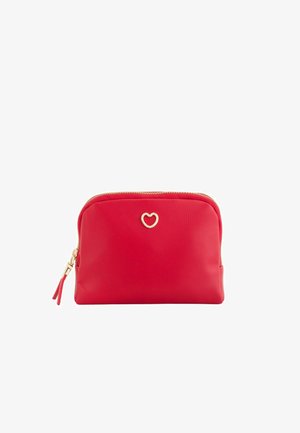 Rote, strukturierte Reißverschlusstasche mit einem kleinen goldfarbenen Herzemblem, das mittig auf der Vorderseite angebracht ist, und zwei roten Reißverschlusslaschen an der Seite.