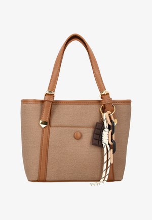 Světle hnědá textilní a kožená taška s přední kapsou na knoflík, dvojitými uchy a dekorativním přívěskem v podobě čokolády a propojených kroužků.