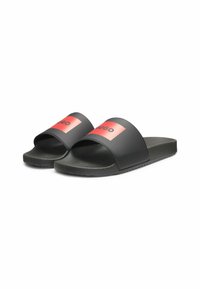 Infradito neri con una larga fascia che presenta un logo rosso e nero, soletta texturizzata e suola piatta in gomma.