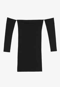 Robe mini noire moulante à manches longues dénudant les épaules, avec un décolleté droit et des manches fines sur fond blanc.