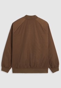 Veste bomber marron à manches longues avec poignets, col et bas élastiques, vue de dos sur un fond clair uni.