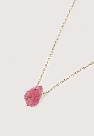 Guld kæde med en pink hexagonal krystalvedhæng med naturlige indeslutninger og en poleret overflade.