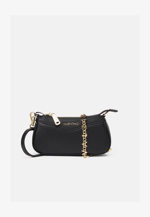Bolso de piel negra con un acabado texturizado, herrajes dorados, cremallera superior y un acento de cadena con letras. Diseño compacto y estructurado.
