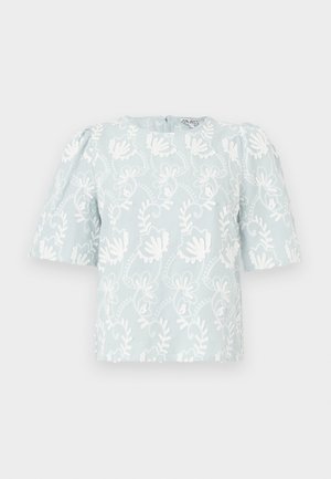 Haut bleu clair à manches courtes avec broderie florale blanche, doté d'un col arrondi et de détails froncés aux épaules.