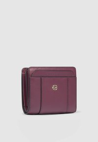 Bordeaux rood leren portemonnee met een gladde textuur, gouden hardware-embleem en meerdere kaartenhouders. Verticaal ontwerp met een strak, modern uiterlijk.