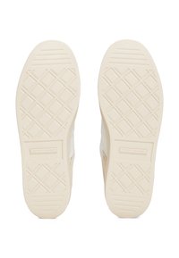 Sko såle med en teksturert gummioverflate, hovedsakelig beige med et diamantmønster og subtil merking langs siden.