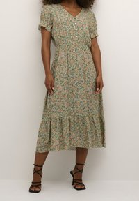 Vaaleanvihreä kukkakuosis midi-mekko, jossa on V-pääntie, lyhyet röyhelöillat, nappi yksityiskohtia ja kerroksellinen helma.