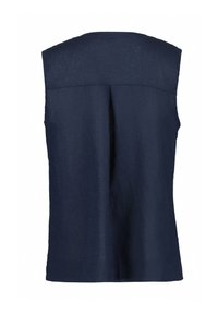 Mörkblå ärmlös topp i lätt linnematerial, med en plissering på ryggen och en enkel, ren design utan synliga knäppningar eller mönster.