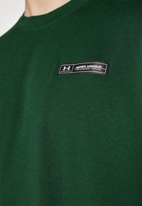 Under Armour HEAVYWEIGHT ARMOUR LABEL - Camiseta básica - forest green/black