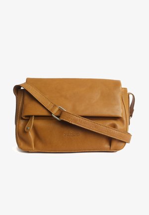 Borsa a tracolla in pelle marrone chiaro con chiusura a pattina, tracolla regolabile e un logo inciso discreto sul davanti. Texture liscia con bordi arrotondati.