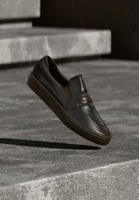 Sélectionné, dark brown