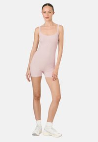 Šviesiai rožinė raštuota bodysuit su apvaliu iškirpimu ir plonais petnešėlėmis; pasižymi prigludusia forma ir logotipo detalėmis priekyje.