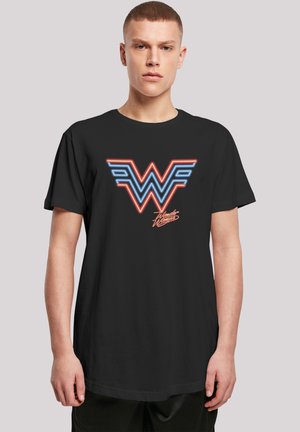 Svart kortermet t-skjorte med grafisk logo i blått og rødt med en stilisert "W" og "Wonder Woman"-tekst. Rett passform, minimal tekstur.