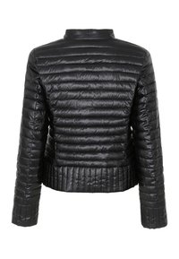 Svart puffjacka med quiltat mönster, glänsande finish och åtsittande ärmar. Bakstycket är slätt med hög krage och ribbad fåll.