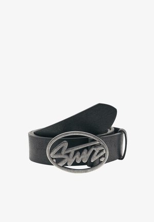 Fekete bőrszíj ezüst ovális csattal, amelyen stílusos, díszes betűkkel írt "Swr." logó található.