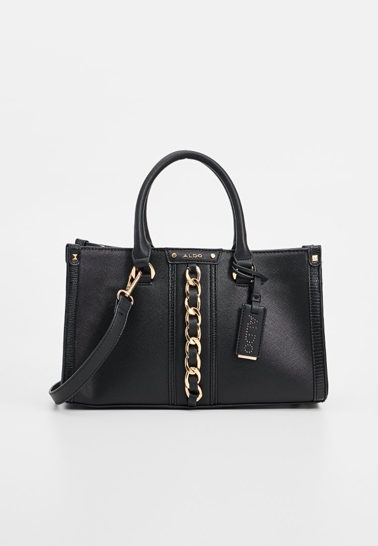 Borsa nera in materiale sintetico con superficie testurizzata, dettagli in catena dorata, manici superiori doppi, tracolla rimovibile e un'etichetta brandizzata.