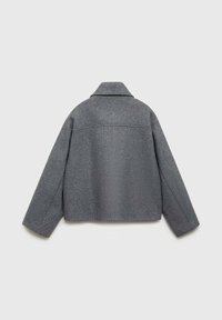Veste en mélange de laine grise, au design court, avec des manches larges et un col à revers. Présente une finition nette et texturée avec des détails de couture minimalistes.